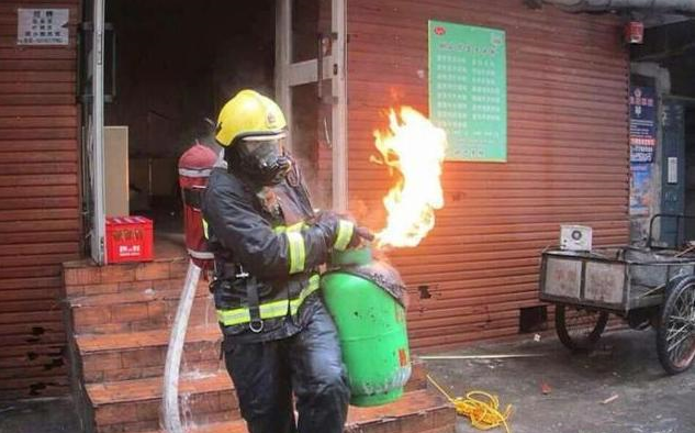 식당 화재현장에서 불 붙은 가스통을 건물 밖으로 들고나온 중국 소방대원