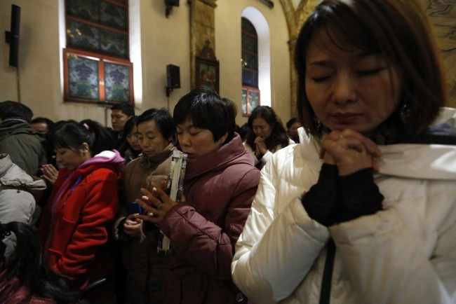베이징(北京) 왕푸징(王府井)에 있는 한 성당에서 성탄절 미사를 보고 있는 중국인 카톨릭 신자들