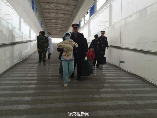 <산모와 아기는 열차직원들의 도움으로 안전하게 병원으로 이동했다. 출처=CCTV>