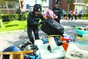 베이징시 하이뎬(海淀)구 정부 민방국은 관내 수개 건물 지하에 세 들어 살던 150여 가구 200명에 대해 충분한 기간의 이주 독촉 공고를 한 후 2012년 5월 법원 사법경찰의 지원을 받아 미 이주자 짐을 들어내는 강제집행을 했다.