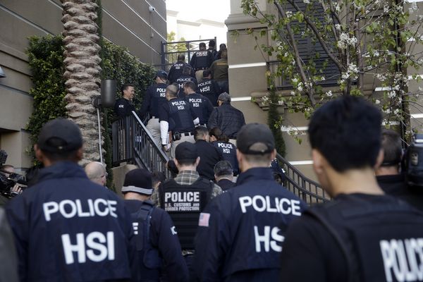 원정출산업체 단속에 나선 국토안보부 요원들이 3일 아침 중국인들이 다수 거주하는 캘리포니아주 어바인의 한 고급아파트에 진입하고 있다.