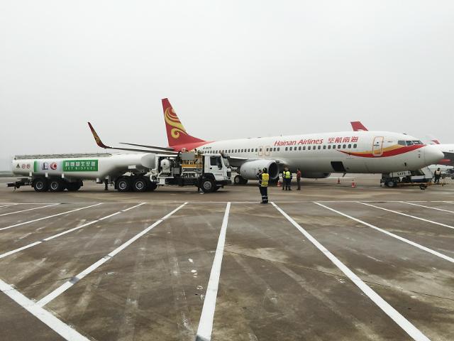 중국 최초로 폐식용유로 만든 바이오 연료를 사용한 비행기가 하늘에 떴다. 21일 상하이 훙차오 공항에서 연료를 주입하며 이륙 준비 중인 하이난항공 여객기의 모습.