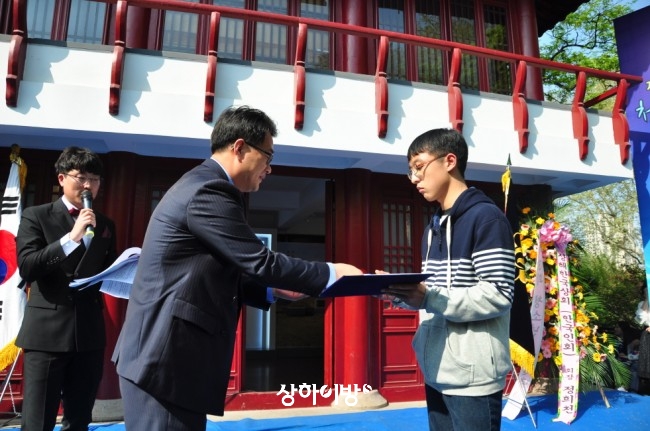 통일골든벨 장려상 수상자 박현우(右)