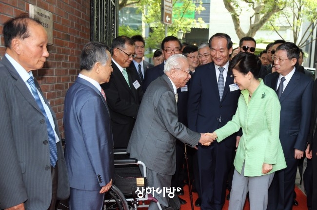 [사진=박근혜 대통령은 지난 4일 상하이 임시정부 청사 재개관식에 참가했다]