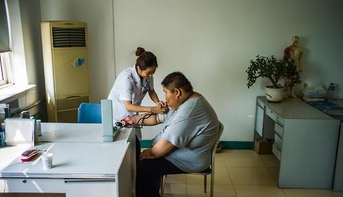 중국에서 간호사가 비만 청소년의 혈압을 재는 모습