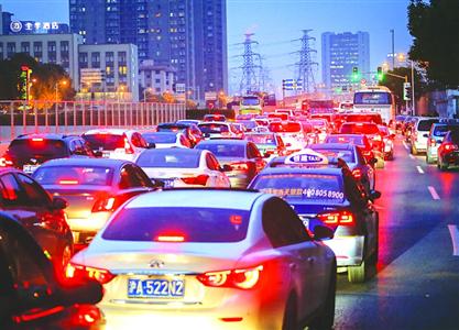 <중환 우중루에서 내려오는 차량들로 꽉 막힌 도로, 출처=晨报记者>