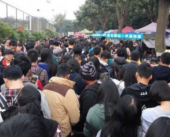 <사진=쓰촨(四川)대학교 학생들의 택배수령 모습>
