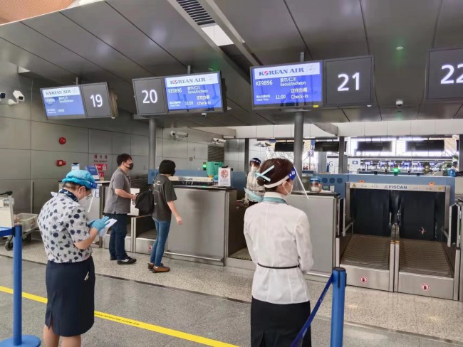 123명을 태우고 푸동공항에 도착한 전세기는 46명 출국심사를 거쳐 인천공항으로 출발했다.