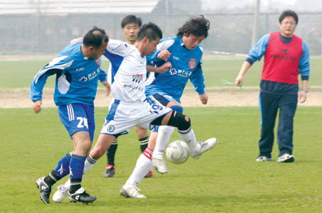 韩日 동호회 축구 친선경기 열어