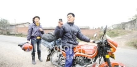 멀고먼 귀향길...中 부부 오토바이 타고 3일 달려