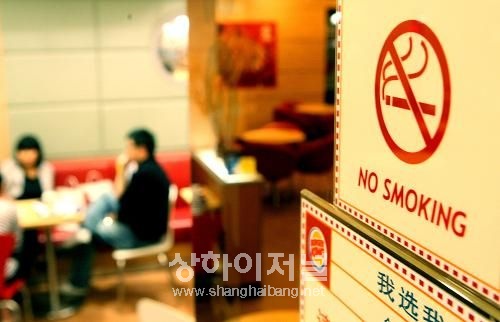 上海 흡연자들 설 자리 잃어간다