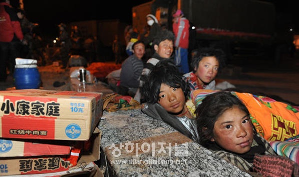 青海 강진 사망자 속출… 사망•실종자 1천명 넘어