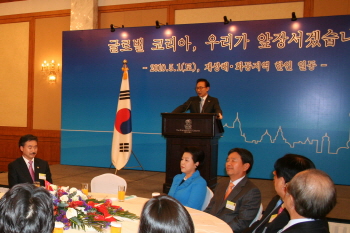 李대통령 "한국관 잘 돼 있어..중국도 칭찬"