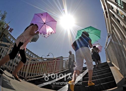 상하이노동부 "38℃이상 고온, 작업 중단해야"