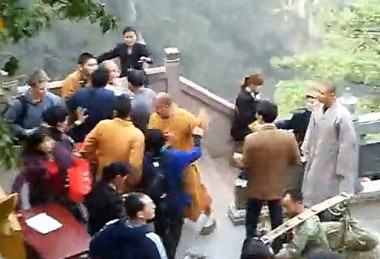 中 구화산 승려들의 집단폭행... 100元 타종값 때문?