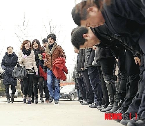中 산둥성 기업 경영진, 노동자에 90도 경례…'출근해줘서 고맙다'