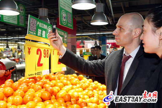 上海 대형마트 QR코드로 식품안전정보 검색