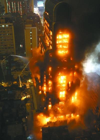 广州 32층 빌딩 대형화재로 전소