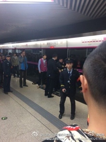 베이징 지하철 안전문에 낀 여성, 현장 사망