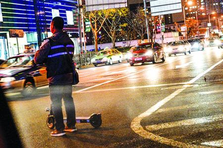 푸동, 전동킥보드 타다 택시와 충돌 사망