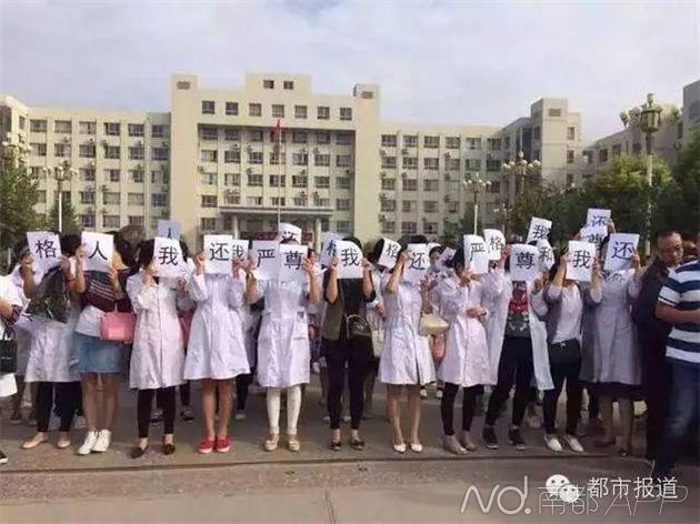 中의사가 죽은 유아를 안고 있는 이유는…