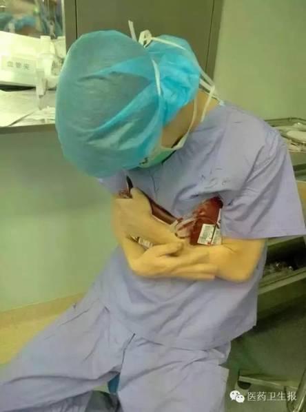 중국 '아름다운 女의사' 사진에 네티즌 감동