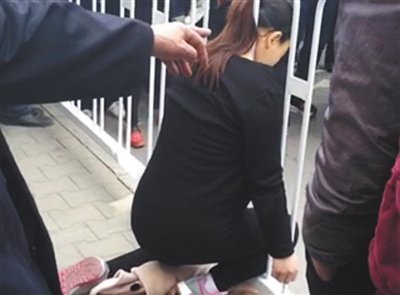 중국 임산부, 도로 난간에 머리 끼어 질식사