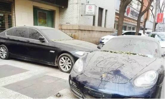 중국 졸부들의 기싸움, 고급차량 1년째 방치된 사연