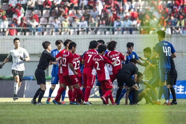 중국 축구경기 혈투장으로 변신