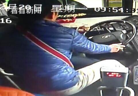 上海 버스기사 심장마비 실신, 승객 기지로 대형사고 모면