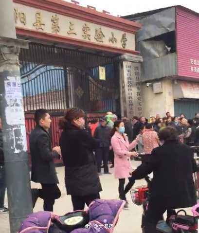 허난 초등학교, 압사사고 2명 사망