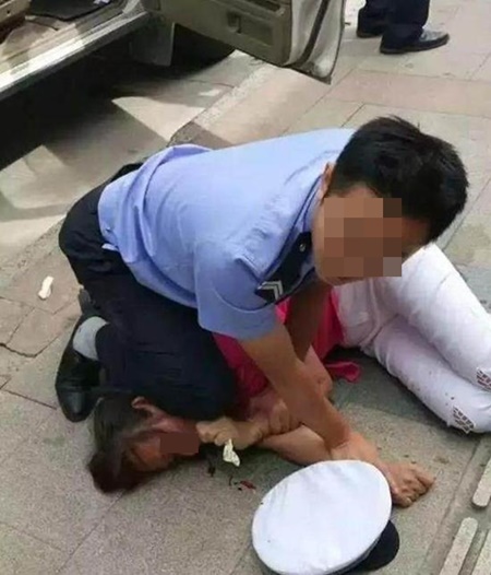 상하이경찰, 길거리서 아이 엄마 패대기…과잉진압 논란