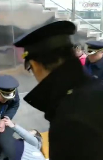 中여성 "남편 안타면 못 떠나" 열차역 난동