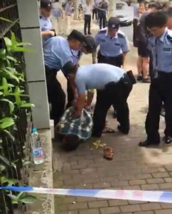 상하이 世外小学 정문 앞 '묻지마 칼부림' 초등생 2명 사망