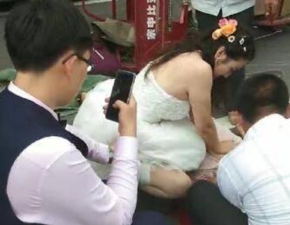 中 웨딩드레스 입고 긴급 구조 나선 신부 '훈훈'