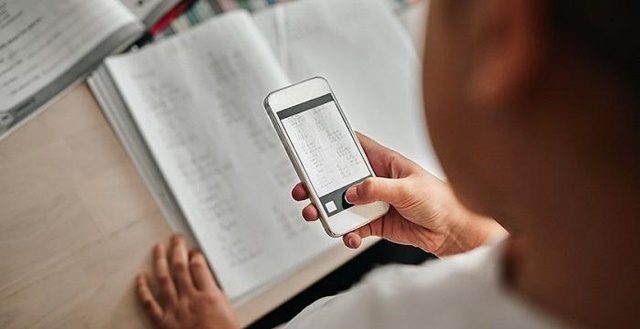 中 교육부 "초중고생 교내 휴대폰 반입 금지"