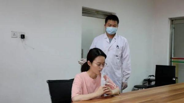 中 세계 최초 '흡입식 코로나19 백신' 개발... 통증 없이 분무흡입