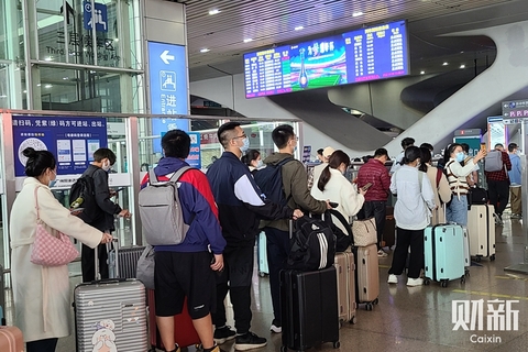 광저우, 봉쇄 해제하자 '탈출 러시'…기차표 매진·항공권 예약 급증