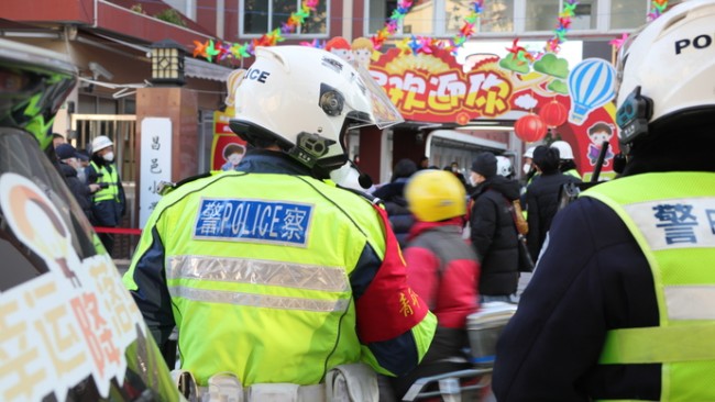 상하이, 봄 학기 개학…학교 주변 차량 정체 '여전'