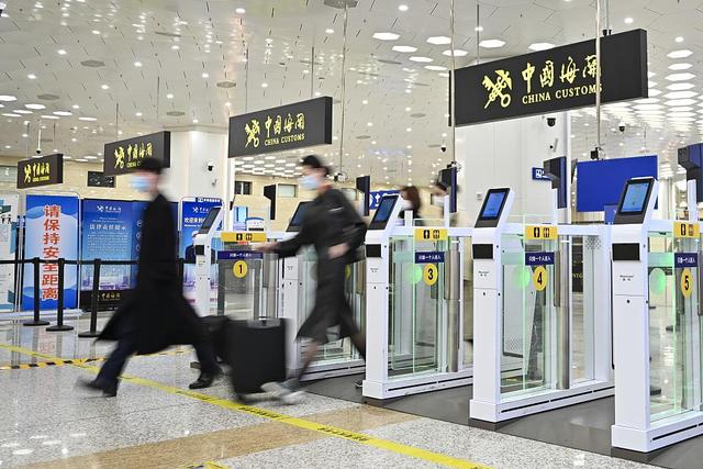 中 올해 노동절 하루 평균 예상 출국자 수 176만명…전년比 40%↑